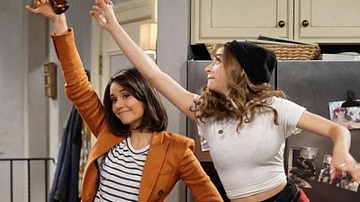 bild aus der news Mit "Vampire Diaries"-Star Nina Dobrev: Der Trailer zu "Fam" verspricht das perfekte Familienchaos