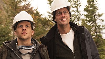 bild aus der news Im Trailer zu "The Hummingbird Project" will Jesse Eisenberg Millionen scheffeln – aber Salma Hayek hat was dagegen