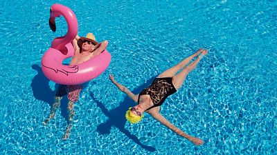 bild aus der news Eine ganze Stadt voller glücklicher Omas und Opas: Trailer zur Doku "Gestorben wird morgen"