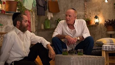 bild aus der news Schweine züchten in Israel? Deutscher Trailer zu "Wurzelns des Glücks" 