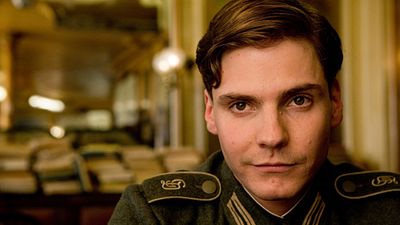 bild aus der news "Next Door": Daniel Brühl gibt mit schwarzer Komödie sein Regiedebüt – das wissen wir bereits
