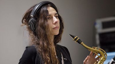 bild aus der news Trailer zur PJ-Harvey Doku "A Dog Called Money": Vom Kriegsgebiet zur Kunstperformance  