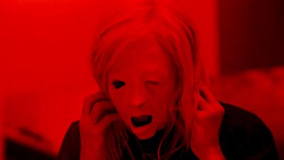 Der nächste Skandalfilm 2020? Blutiger Trailer zum Körpertausch-Horror "Possessor"