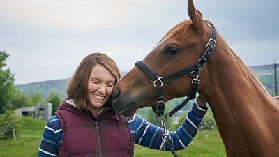 bild aus der news "Knives Out"- und "Hereditary"-Star sattelt um: Deutscher Trailer zum Feel-Good-Film "Dream Horse"