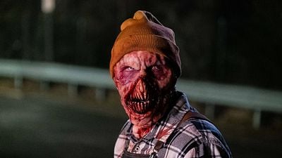 bild aus der news Endlich auch ohne Streaming-Abo schauen: In dieser Horror-Comedy trifft Schwarzenegger-Kult auf "Dawn Of The Dead"