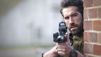 In 2 Tagen gibt's brachiale Echtzeit-Action ohne Schnitte: Deutscher Trailer zu "One Shot" mit Scott Adkins