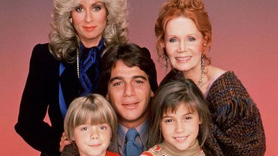 bild aus der news Nach über 30 (!) Jahren: Amazon setzt beliebte 90er-Kult-Sitcom fort – mit den Original-Stars von damals