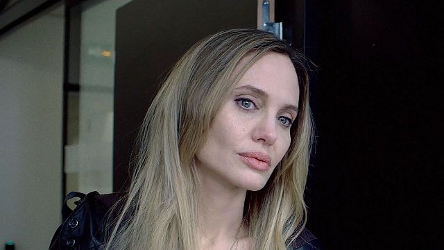bild aus der news In ihrem neuen Film stellt sich Superstar Angelina Jolie einer potenziell tödlichen Erkrankung: Emotionaler neuer Trailer zu "Couture"