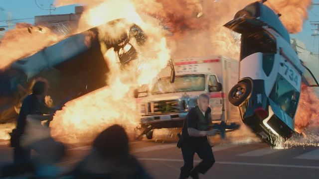 bild aus der news Michael Bay führt ultimatives Action-Ranking an und zerstört in seinen Filmen mehr Autos als jeder andere Regisseur – der Abstand zu Platz 2 ist gewaltig!