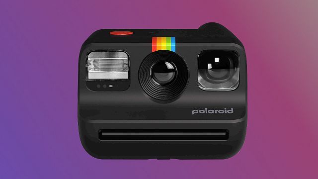 bild aus der news Für unter 90 Euro: Schnappschüsse unterm Weihnachtsbaum machen mit dieser kultigen Polaroid-Kamera noch viel mehr Spaß!