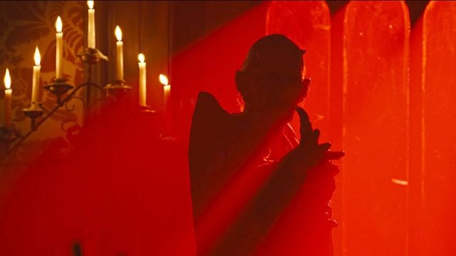 bild aus der news Wiedersehen mit unzähligen bekannten Gesichtern: Der lange Trailer zu "American Horror Story" Staffel 13 feiert das Unglückssymbol