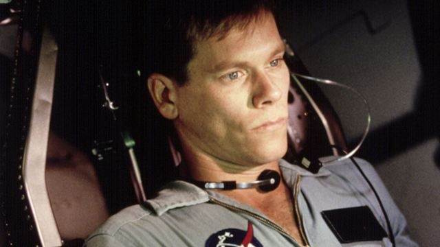 Bei den Dreharbeiten zum Sci-Fi-Klassiker "Apollo 13" wurde Kevin Bacon angekotzt - der Grund ist aber ziemlich nachvollziehbar!