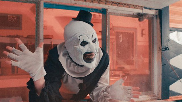 bild aus der news Im härtesten Horror-Schocker des Jahres zerhackt ein Terror-Clown ganze Körper in Einzelteile: Deutscher Trailer zu "Terrifier 2"