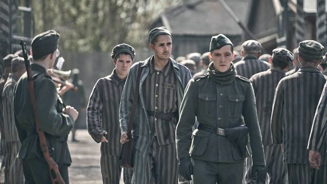 Mit Stars aus "Pulp Fiction" & "Two And A Half Men": Trailer zu "The Tattooist Of Auschwitz"