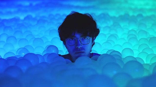 bild aus der news "Maze Runner"- & "Gilmore Girls"-Stars im Trailer zu "Twinless": Buddy-Comedy nimmt düstere Abzweigung