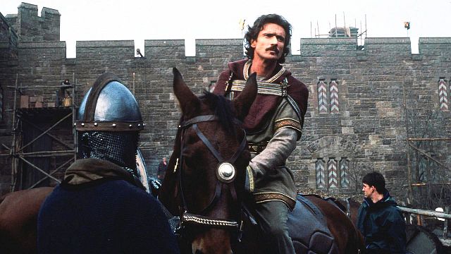 bild aus der news Heute Abend streamen: In diesem Abenteuerfilm dreht sich alles um eine der berühmtesten Legenden aller Zeiten – mit Tarantino-Star!