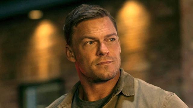 So habt ihr Alan Ritchson noch nie gesehen: "Reacher"-Star stößt zum Cast von Bestseller-Verfilmung