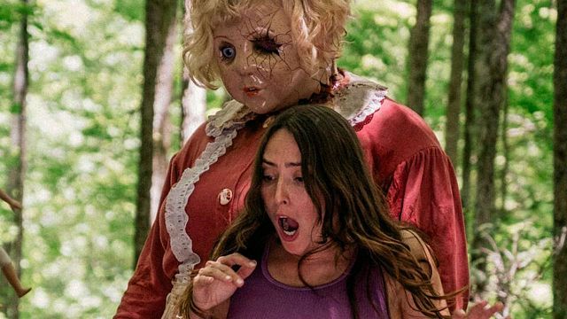 bild aus der news FSK-18-Horror für "Texas Chainsaw Massacre"-Fans bald im Kino: Deutscher Trailer zum Puppen-Massaker "Dolly"