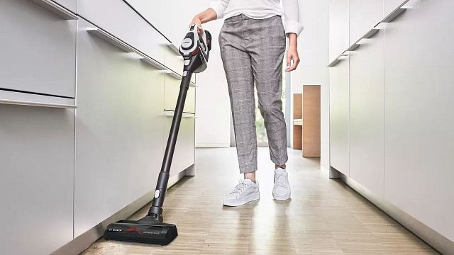 bild aus der news Dyson-Alternative zum Tiefpreis bei Amazon: Der Bosch-Akku-Staubsauger hält euer Heimkino sauber und kommt mit extra viel Zubehör