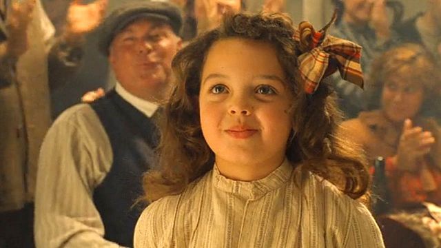 bild aus der news So sieht das kleine Mädchen aus "Titanic" heute aus: Vor 28 Jahren tanzte sie mit Leonardo DiCaprio und eroberte die Herzen von Millionen Zuschauern!