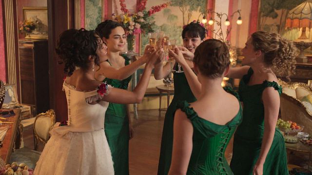 bild aus der news "Bridgerton"-Konkurrenz geht in die nächste Runde: Historien-Serie erhält Staffel 3!