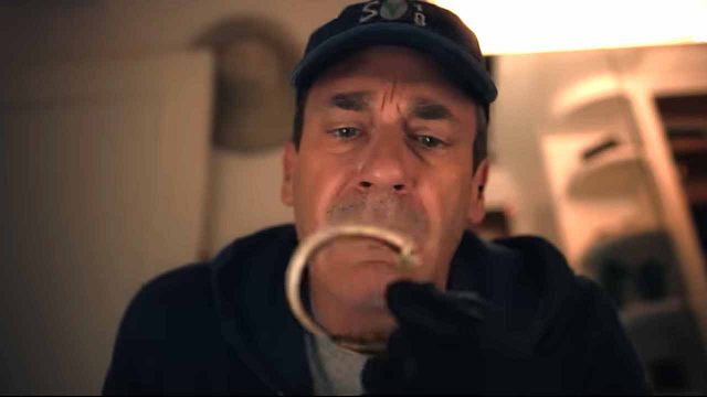 bild aus der news Ein "Top Gun: Maverick"-Star beklaut aus Verzweiflung seine Nachbarn: Erster Trailer zu "Your Friends & Neighbors"