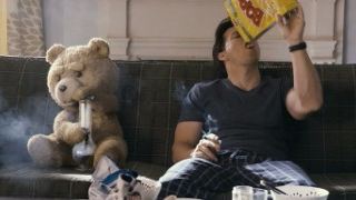 Bier, Gras und blanke Brüste im neuen Videoclip zu "Ted" mit Mark Wahlberg