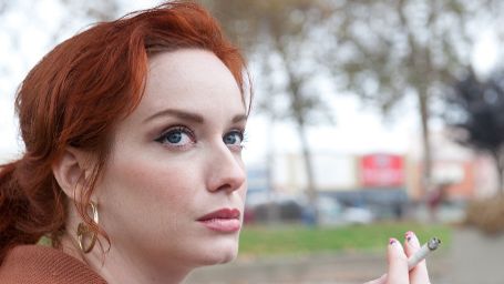 bild aus der news "How to Catch a Monster": Christina Hendricks als Fetisch-Club-Angestellte in Ryan Goslings Regiedebüt