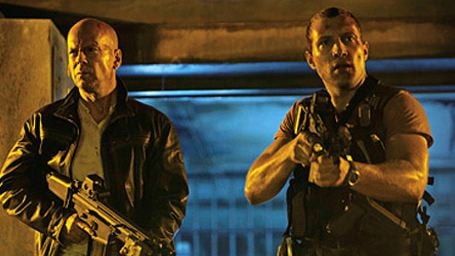 Kampfbereiter Bruce Willis aka John McClane auf erstem Bild zu "Stirb langsam 5"