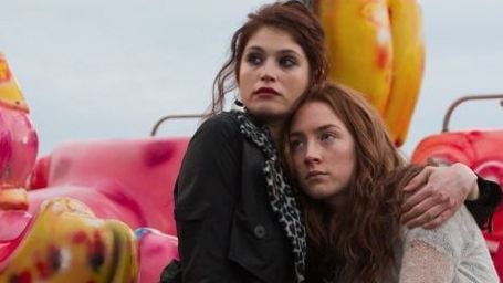 Neue Bilder zu "Byzantium" mit Gemma Arterton in sexy Wäsche und Vampirtöchterchen Saoirse Ronan