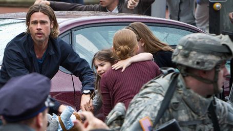 bild aus der news Brad Pitt umgeben von blutrünstigen Zombies auf neuem Poster zum Survival-Blockbuster "World War Z"