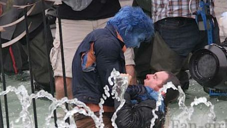 bild aus der news "X-Men: Days of Future Past": Nicholas Hoult kämpft als Beast gegen Michael Fassbenders Magneto auf neuen Setfotos