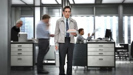 bild aus der news Neue Poster zu "Das erstaunliche Leben des Walter Mitty": Ben Stiller springt über einen Berg und steht auf einem Hai