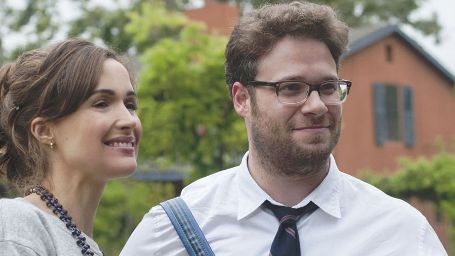 bild aus der news Seth Rogen und Rose Byrne haben einen Dreier mit einem Busch im neuen Trailer zur Komödie "Neighbors"