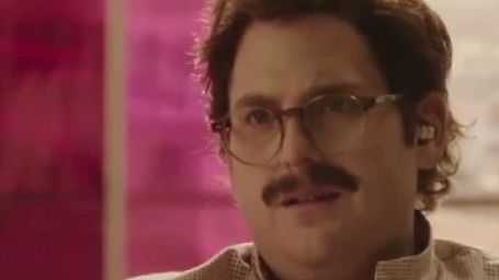 bild aus der news Witzige "Her"-Parodie: Jonah Hill als Moustache-Träger macht Liebe mit sich selbst + ein Überraschungsgast in "Me"