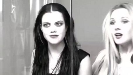 bild aus der news Abigail Breslin und Georgie Henley als mordendes Geschwisterpaar im ersten Trailer zu "Perfect Sisters"
