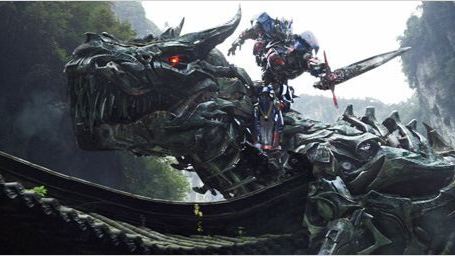 Mark Wahlberg flieht vor einem riesigen Alien-Etwas auf einem neuen Poster zu "Transformers 4: Ära des Untergangs"