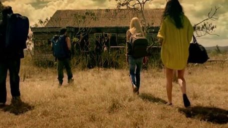 bild aus der news Tara Reid auf der Flucht vor einem sehr lebendigen Mythos: Erster Trailer zum Outback-Horror "Charlie’s Farm"