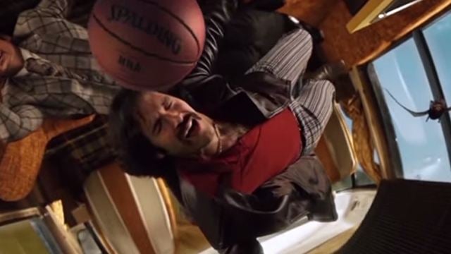 Cooles Video: Ein Basketball springt durch die Filmgeschichte