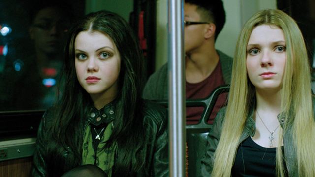 Abigail Breslin und Georgie Henley ermorden ihre Mutter im deutschen Trailer zum Thriller "Perfect Sisters"