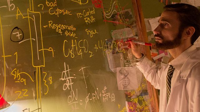 bild aus der news Im deutschen Trailer zum Parasiten-Horror "Strange Blood" geht ein Selbstversuch furchtbar schief