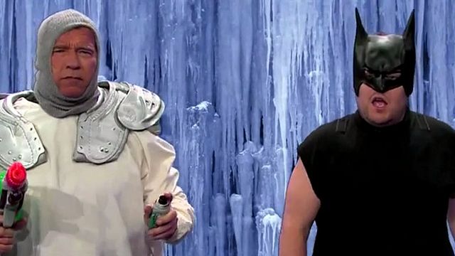 bild aus der news Herrliches Video: Arnold Schwarzenegger spielt seine Filme in sechs Minuten nach