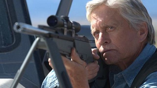 bild aus der news Exklusiv: Jeremy Irvine gerät im deutschen Trailer zu "The Reach" in Michael Douglas' Schusslinie