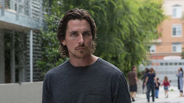 bild aus der news "Ferrari": Christian Bale am Steuer von Michael Manns Biopic