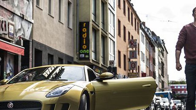 bild aus der news "Collide": Auf der Autobahn ist die Hölle los im internationalen Trailer mit Nicholas Hoult, Felicity Jones und Anthony Hopkins