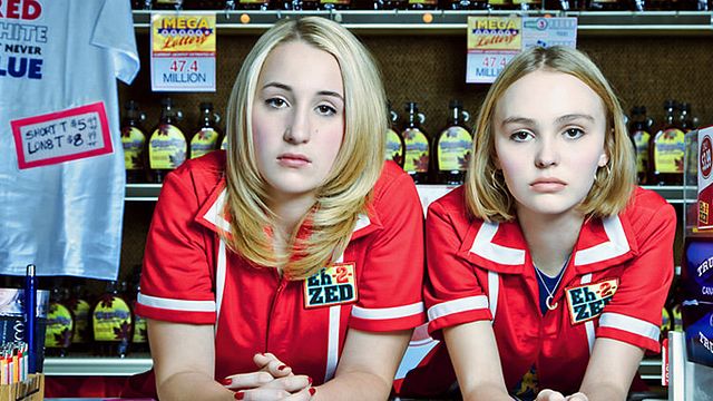 bild aus der news Johnny Depp und seine Tochter jagen winzige Monster im Trailer zu Kevin Smiths "Yoga Hosers"