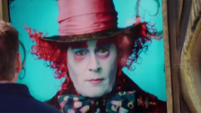 bild aus der news Video: Johnny Depp überrascht Disneyland-Besucher als verrückter Hutmacher aus "Alice im Wunderland 2: Hinter den Spiegeln"