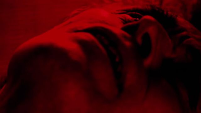 bild aus der news Ein Albtraum in Rot: Erster verstörender Trailer zum experimentellen Sci-Fi-Thriller "Sculpt" mit Willem Dafoe