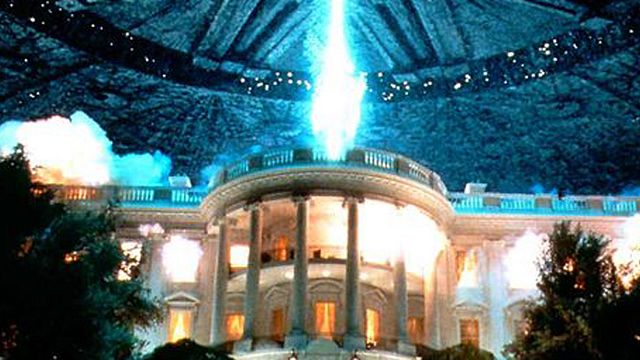 bild aus der news "Independence Day 2: Wiederkehr": Auf neuen Postern zerstören die Aliens die Freiheitsstatue und den Eiffelturm