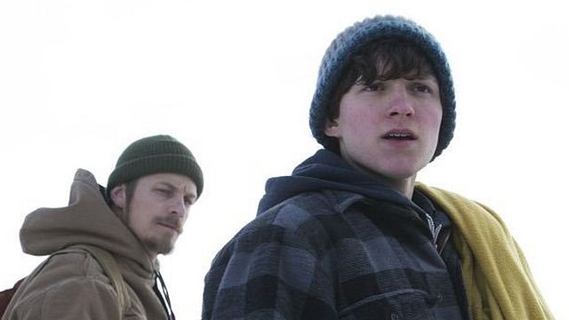 bild aus der news "Edge Of Winter": Im ersten Trailer zum Thriller strandet Spider-Man Tom Holland mit seinem labilen Vater Joel Kinnaman im Wald